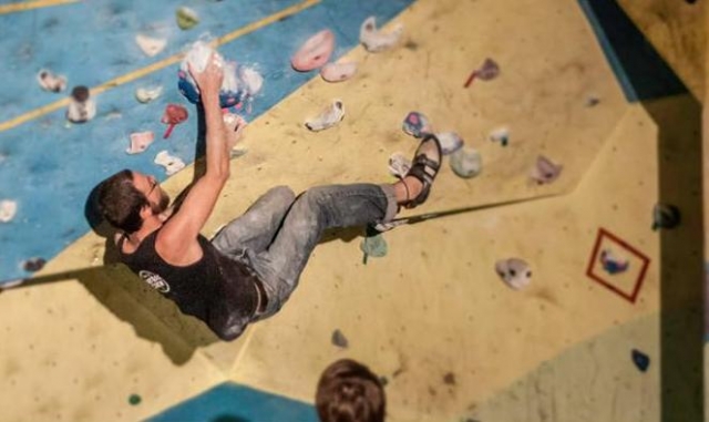  Escalada en una de nuestras paredes 